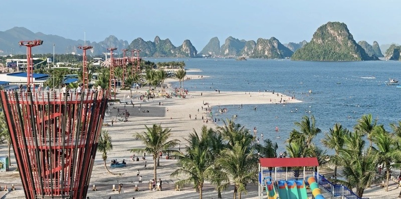 Bãi biển Phương Đông Vân Đồn